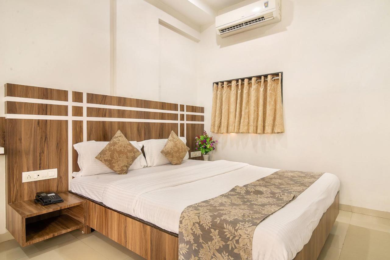 Hotel Satkar Surat Bagian luar foto