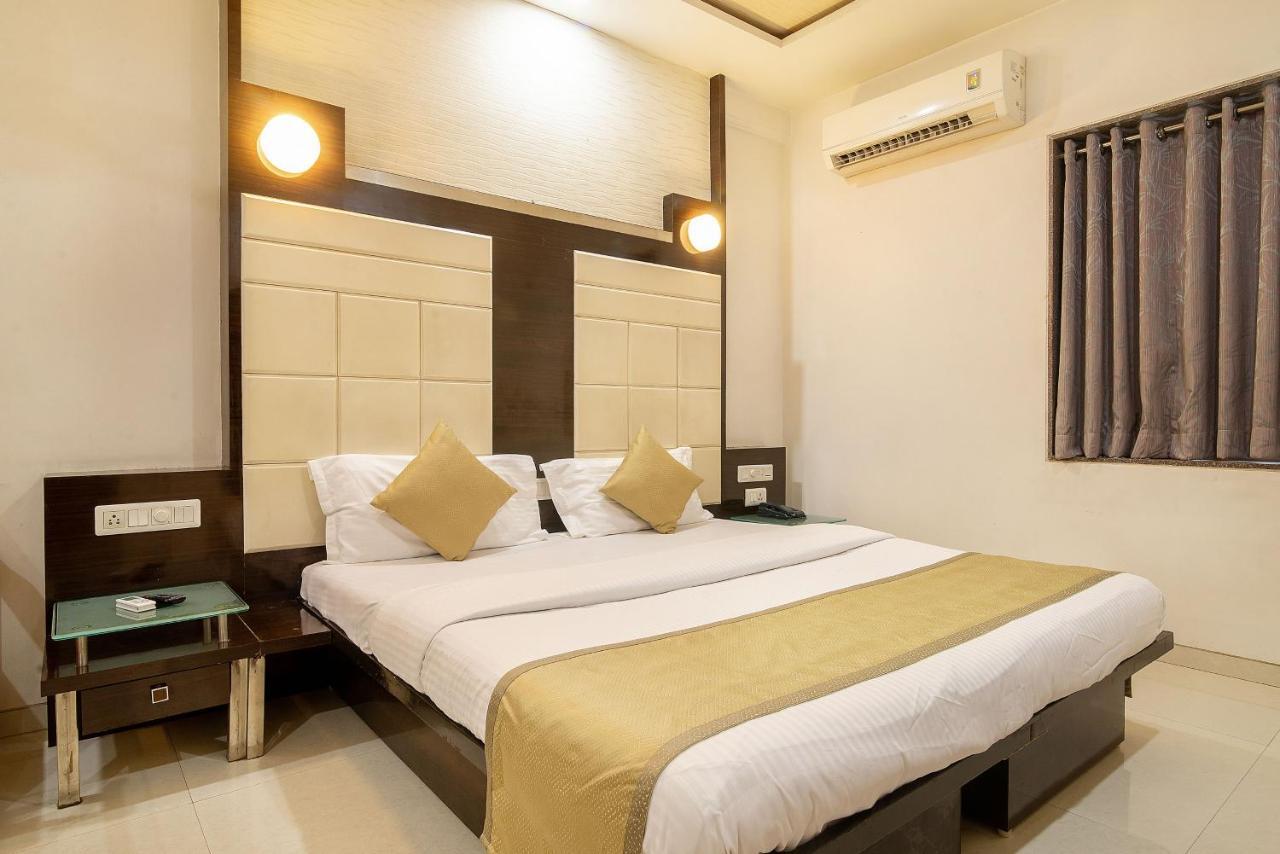 Hotel Satkar Surat Bagian luar foto