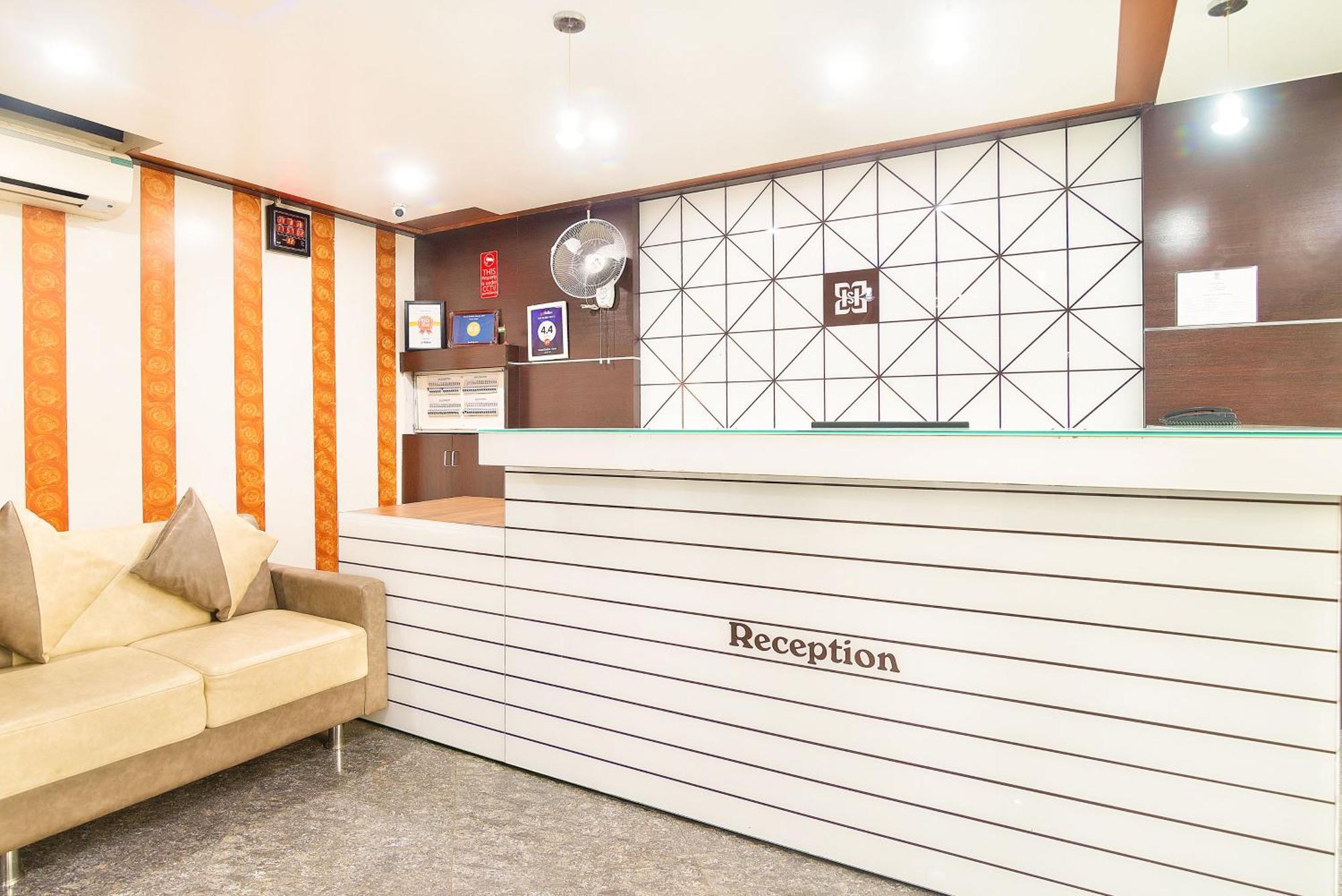 Hotel Satkar Surat Bagian luar foto
