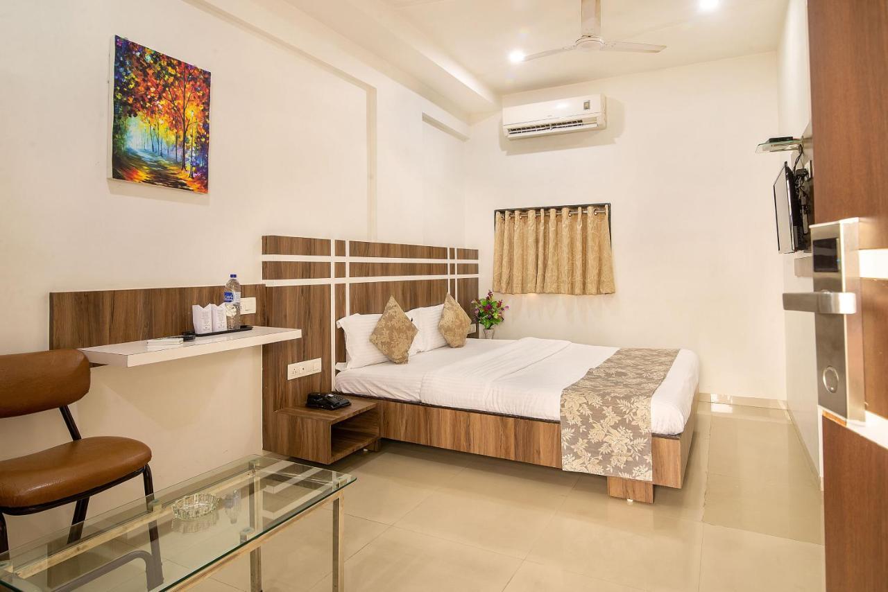 Hotel Satkar Surat Bagian luar foto