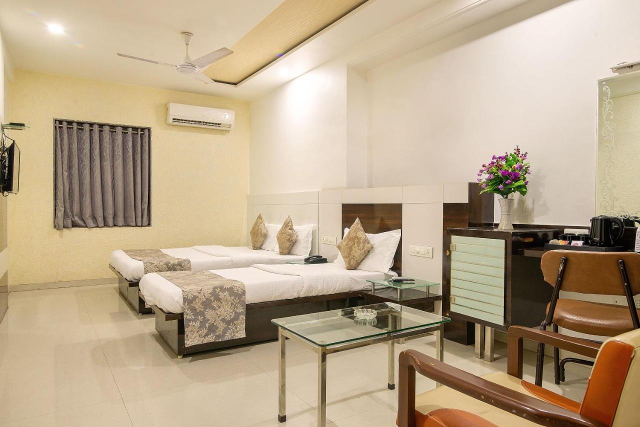 Hotel Satkar Surat Bagian luar foto