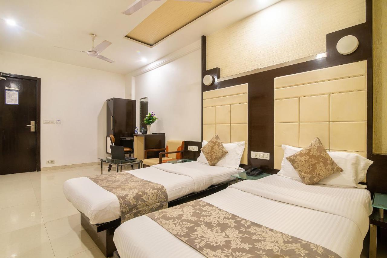 Hotel Satkar Surat Bagian luar foto