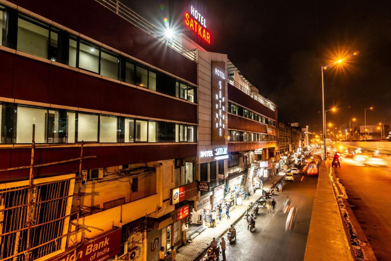 Hotel Satkar Surat Bagian luar foto