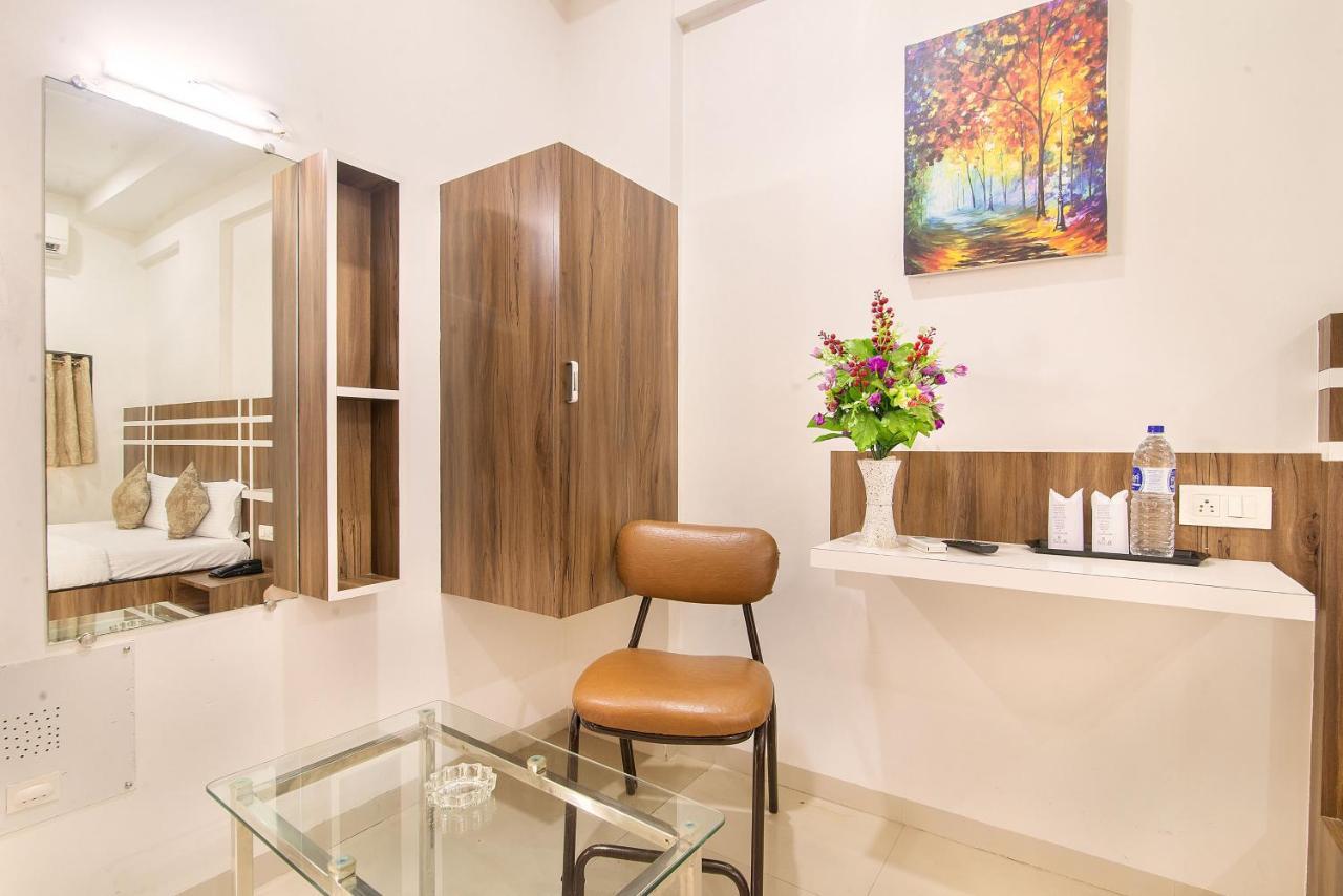 Hotel Satkar Surat Bagian luar foto