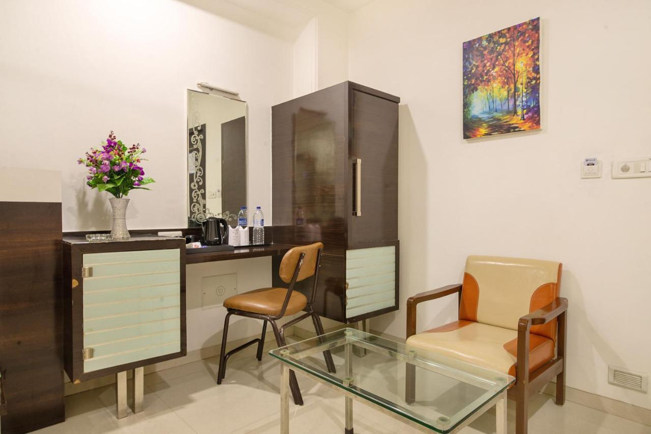 Hotel Satkar Surat Bagian luar foto