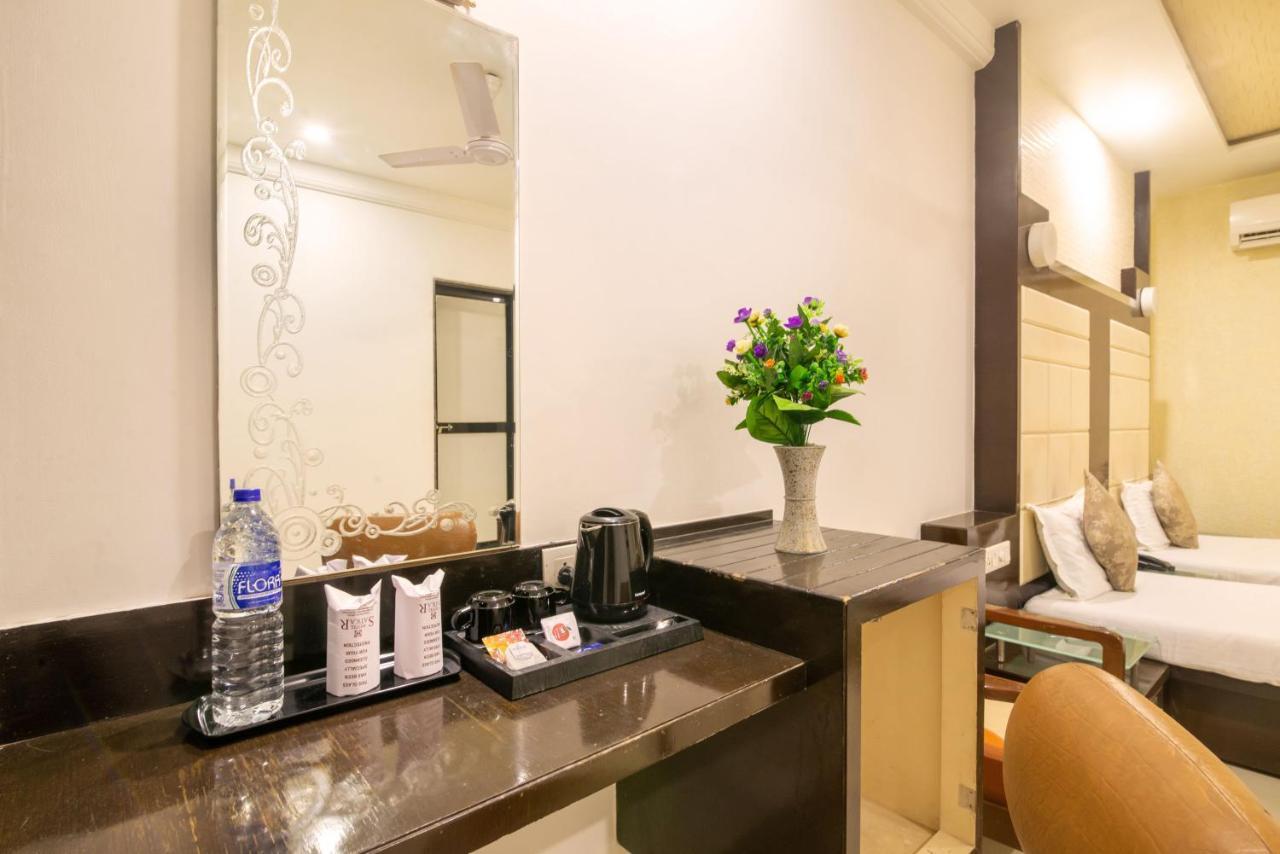 Hotel Satkar Surat Bagian luar foto