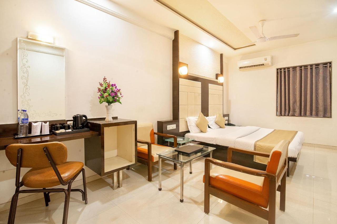 Hotel Satkar Surat Bagian luar foto