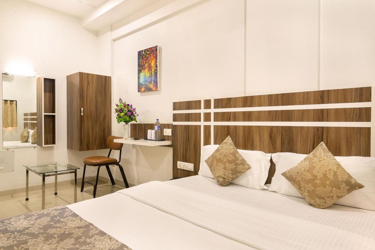 Hotel Satkar Surat Bagian luar foto