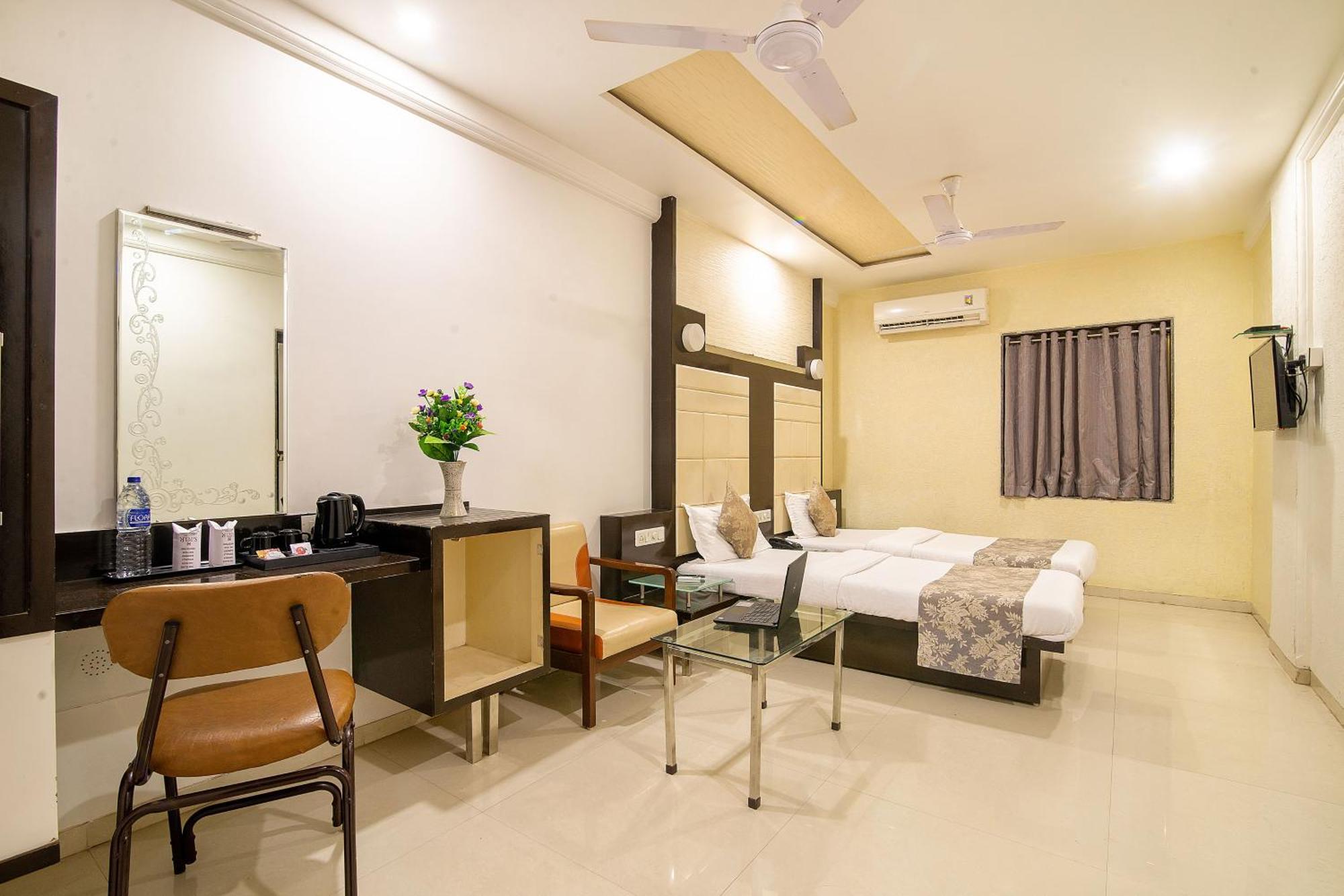 Hotel Satkar Surat Bagian luar foto