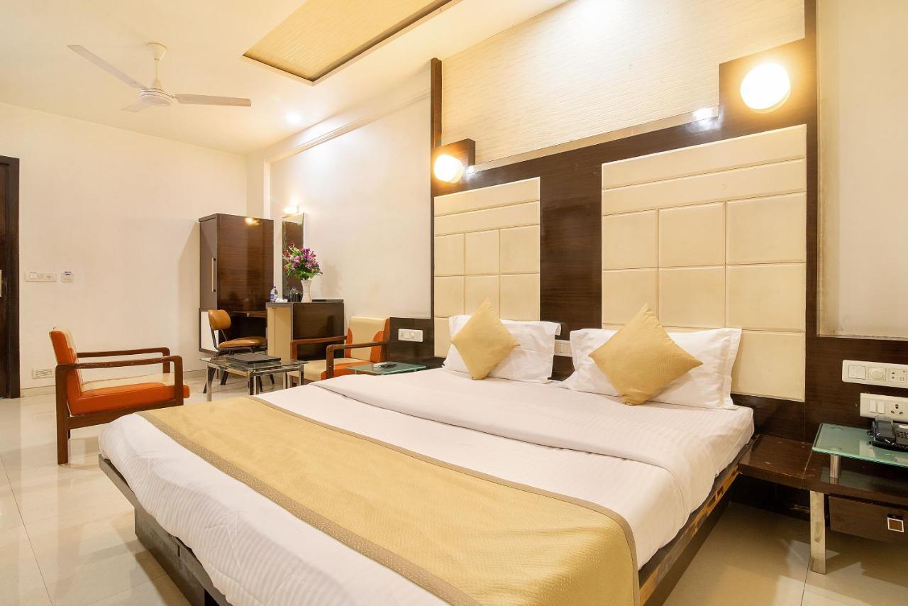 Hotel Satkar Surat Bagian luar foto