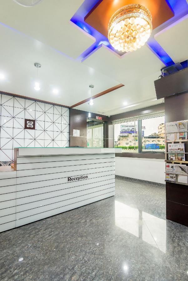Hotel Satkar Surat Bagian luar foto