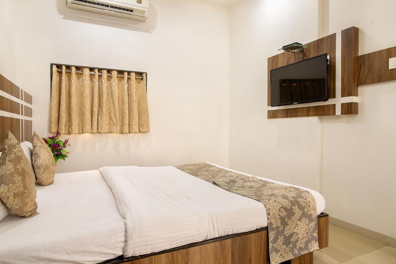 Hotel Satkar Surat Bagian luar foto