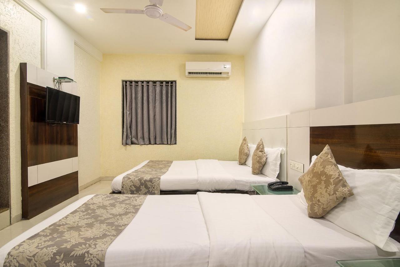 Hotel Satkar Surat Bagian luar foto
