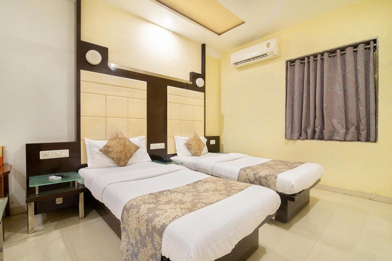 Hotel Satkar Surat Bagian luar foto