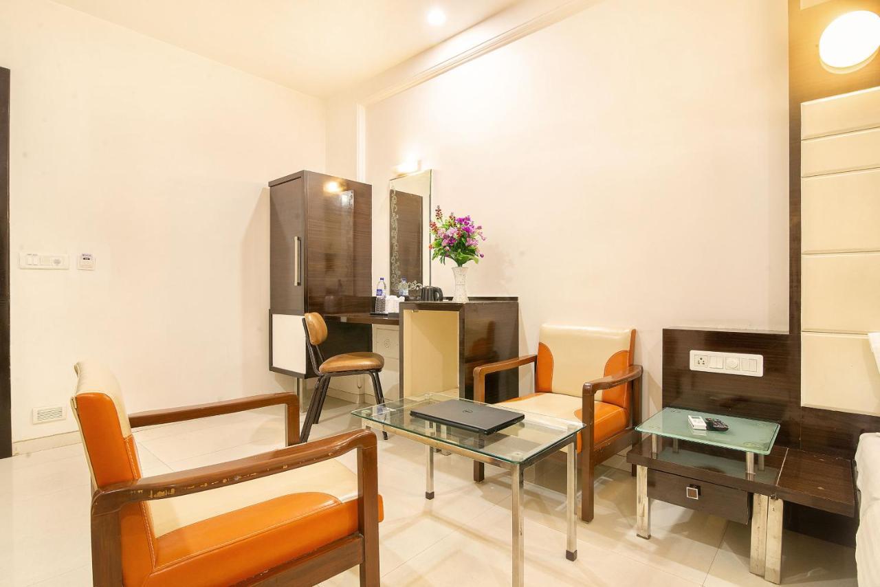 Hotel Satkar Surat Bagian luar foto