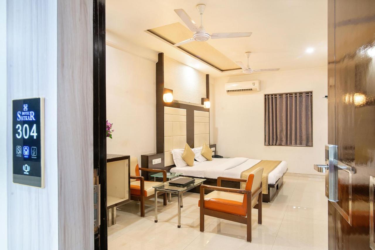 Hotel Satkar Surat Bagian luar foto