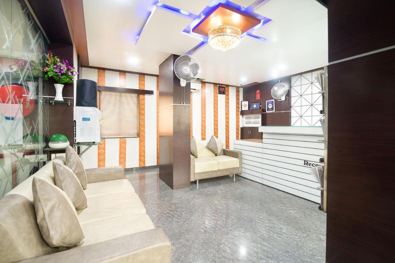 Hotel Satkar Surat Bagian luar foto