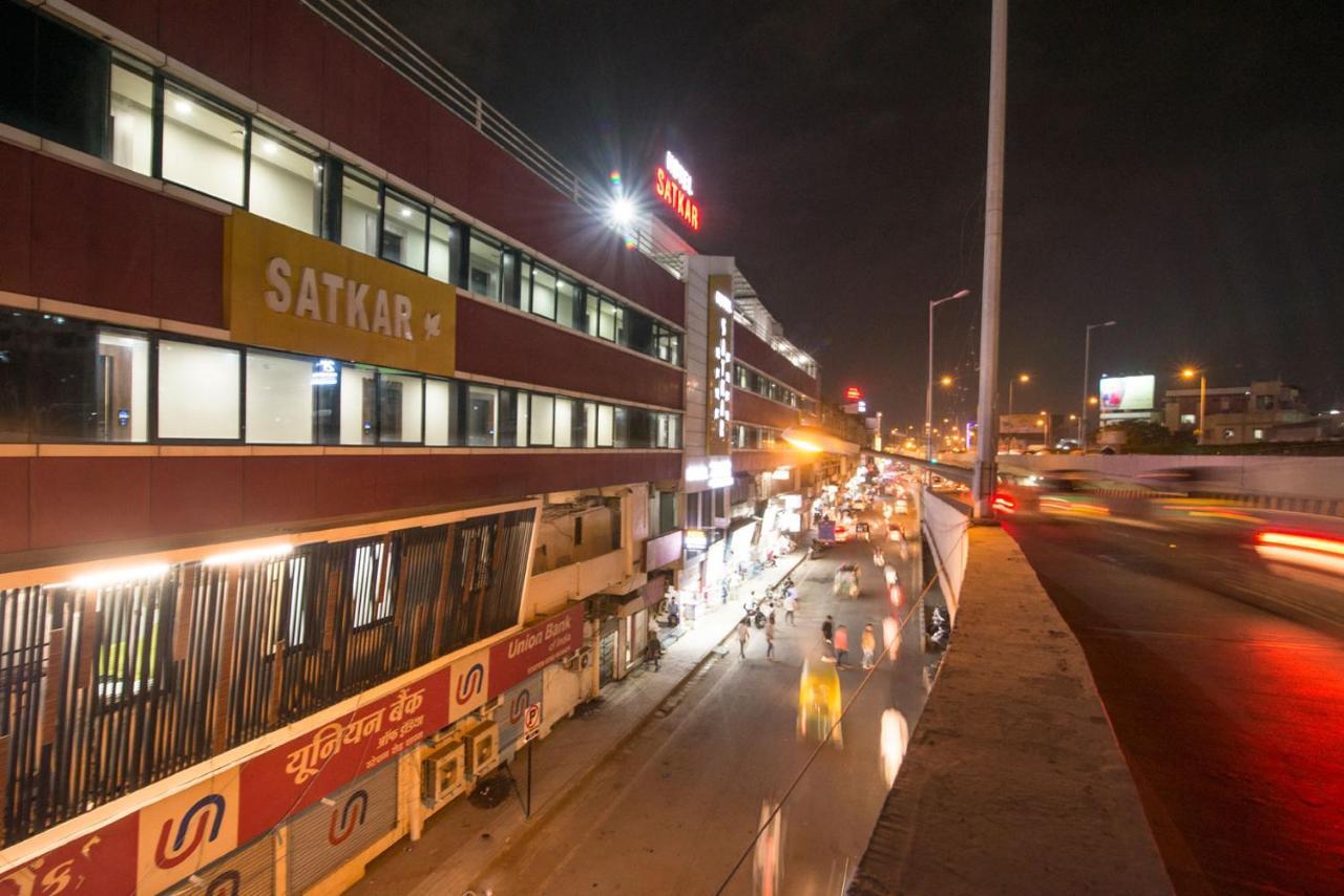 Hotel Satkar Surat Bagian luar foto