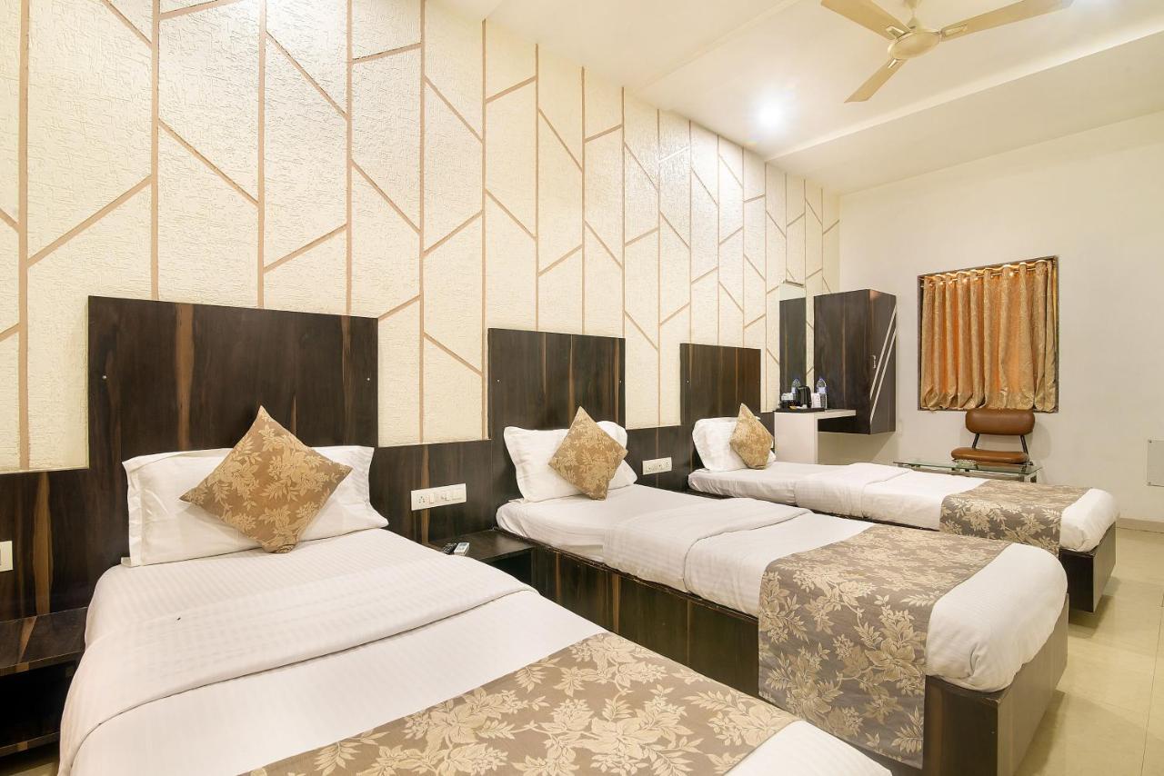 Hotel Satkar Surat Bagian luar foto